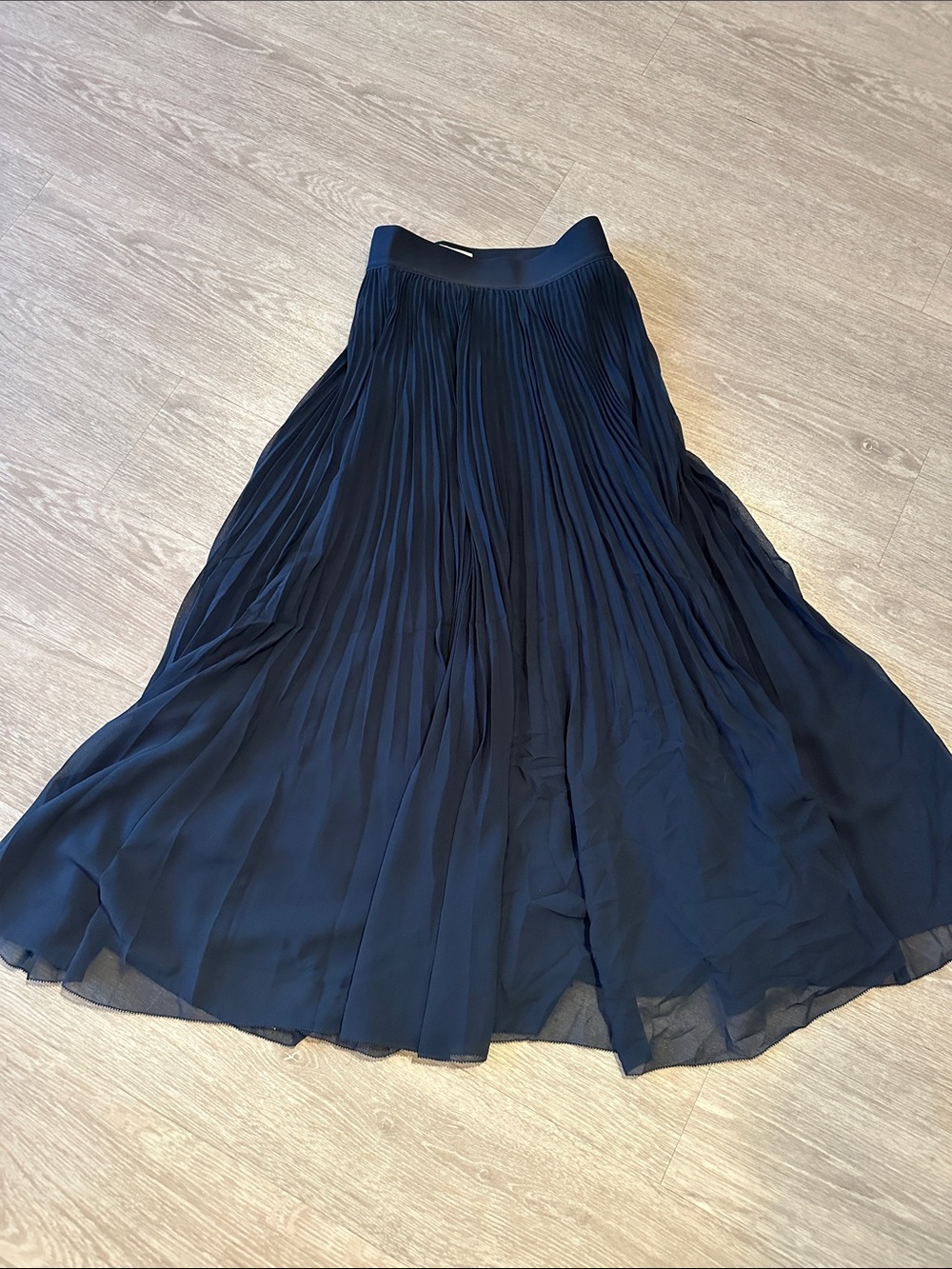 Aritzia Wilfred Navy Pleated Maxi  Flowy Skirt . XXS. Preowned